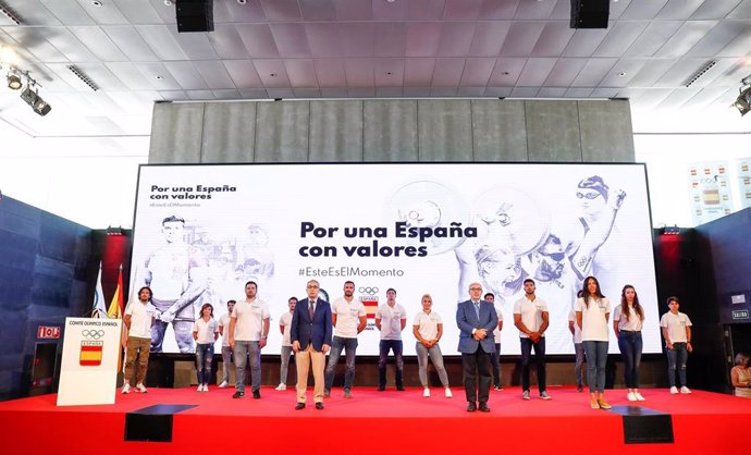 Los presidentes del COE; Alejandro Blanco, y de la UCAM, José Luis Mendoza, junto a los deportistas de la campaña 'Por una España con valores'