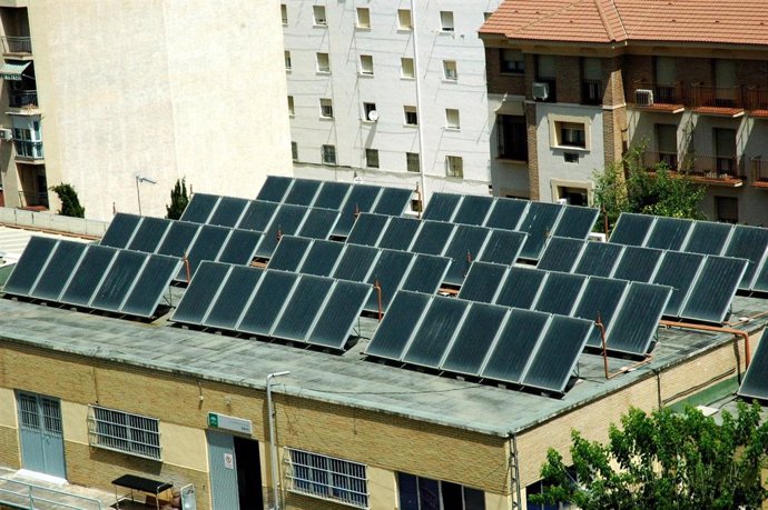 Placas solares en el tejado de un edificio del Complejo Hospitalario de Jaén.