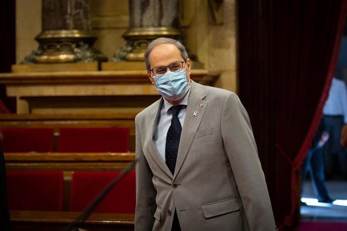 El presidente de la Generalitat, Quim Torra, protegido con mascarilla durante una sesión plenaria, en el Parlamento catalán, en la que se debate la gestión de la crisis sanitaria del COVID-19 y la reconstrucción de Cataluña ante el impacto de la pandemi