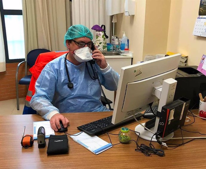Imagen de archivo de un profesional prestando atención telefónica en un centro de salud en la provincia de Sevilla. 