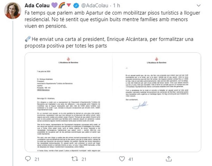 La alcaldesa de Barcelona, Ada Colau, ha enviado este martes una carta al presidente de Apartur, Enrique Alcántara, en la que ofrece pagar hasta 1.200 euros por pisos turísticos que pasen a alquiler social.