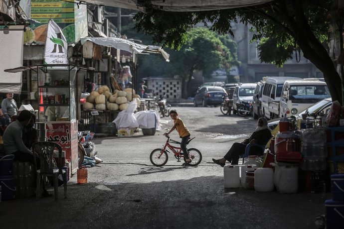 Un niño en bicicleta en la ciudadde Idlib