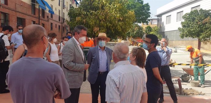 El alcalde de Sevilla, Juan Espadas, visita las obras de reurbanización de la calle Petrarca