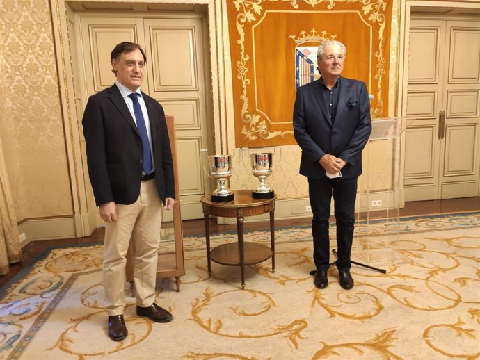 Jorge D'Alessandro (d) posa con los trofeos Zamora junto al alcalde de Salamanca, Carlos García Carbayo (i)