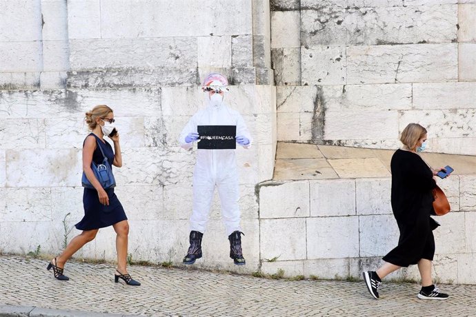 Dos mujeres con mascarilla pasean en Lisboa