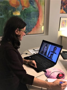 Imagen de archivo de una docente de Cardenal Spínola CEU durante una clase virtual.