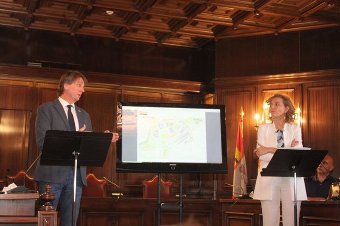 Martínez Y María Pardo Presentan La Memoria Del Futuro ARU 'San Pedro-Entorno Del Carmen'.