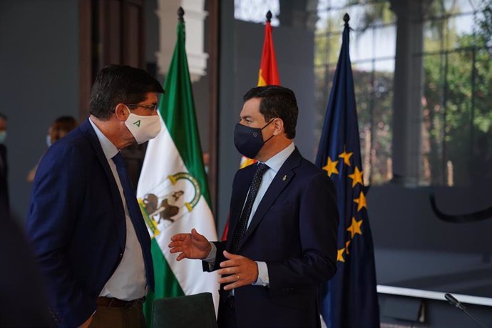 El vicepresidente de la Junta y consejero de Turismo, Regeneración, Justicia y Administración Local, Juan Marín (i), conversa con el presidente de la Junta, Juanma Moreno (d).