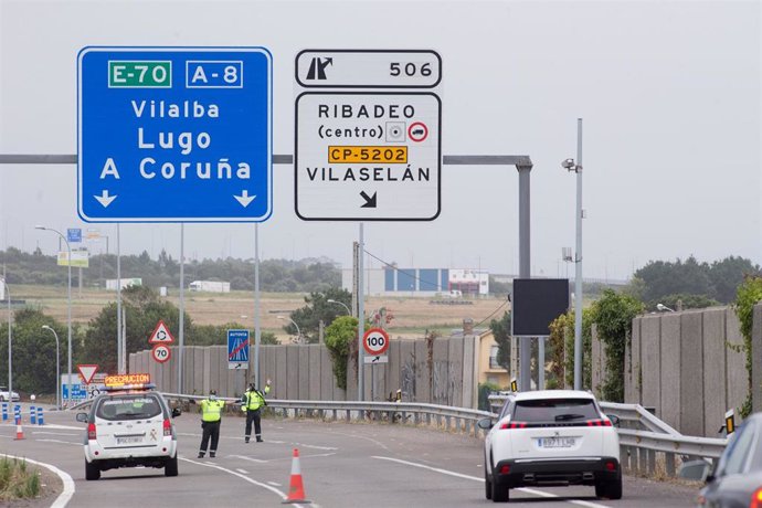 Punto de control de La Guardia Civil de Tráfico en la entrada a la Comunidad gallega a través de Ribadeo, municipio limítrofe con el Principado.