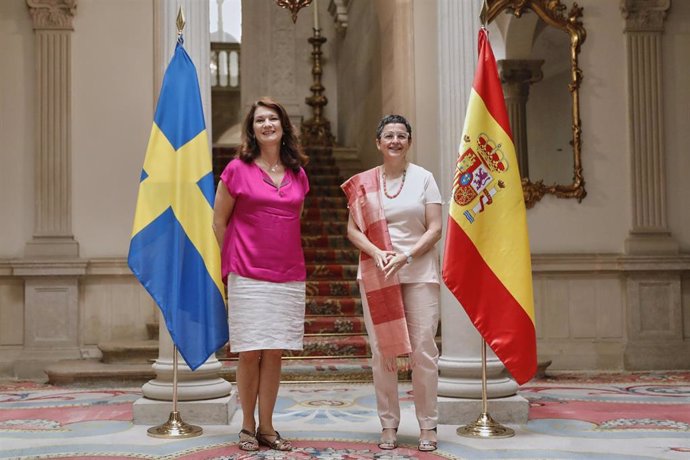 La ministra de Asuntos Exteriores, Unión Europea y Cooperación, Arancha González Laya (d), posa tras su reunión con su homóloga, la ministra de Asuntos Exteriores de Suecia, Ann Linde, en el Palacio de Viana, Madrid (España), a 7 de julio de 2020.