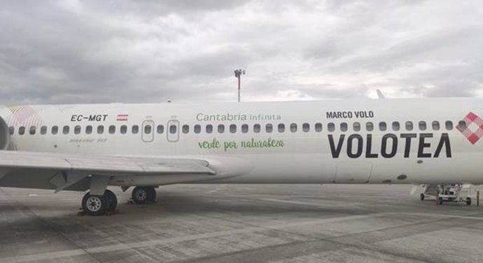 Avión de Volotea con el lema 'Cantabria Infinita, verde por naturaleza'
