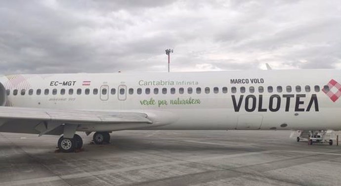 Avión de Volotea con el lema 'Cantabria Infinita, verde por naturaleza'