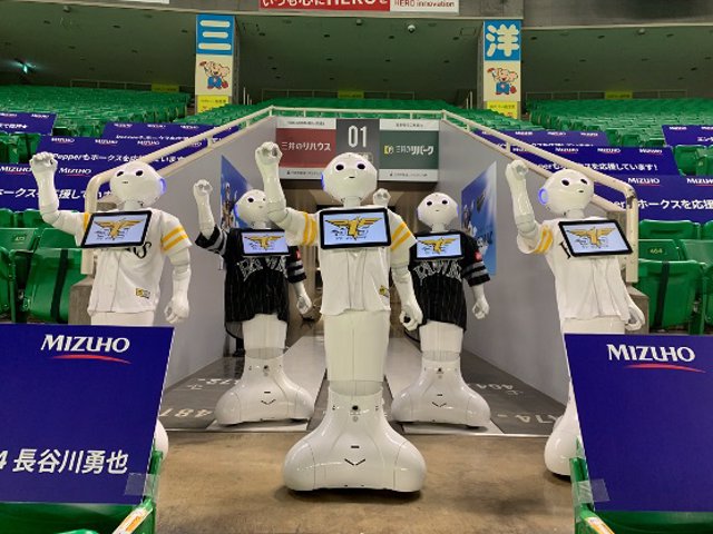 Robots Pepper en el estadio del equipo japonés de béisbol Fukuoka SoftBank Hawks.