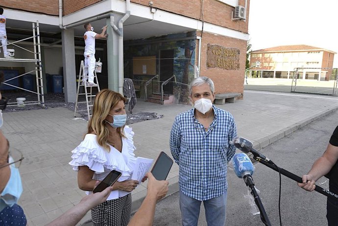 La concejal de Mantenimiento, Eva Martín, visita el colegio Sierra Elvira.