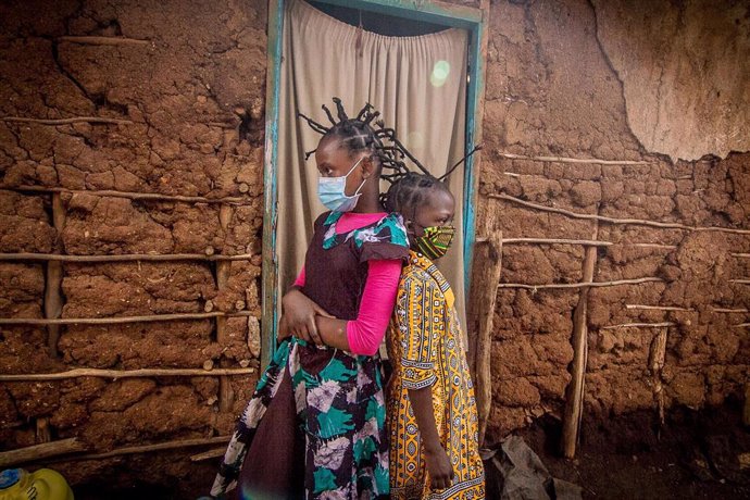 Dos niñas con mascarilla en Kenia
