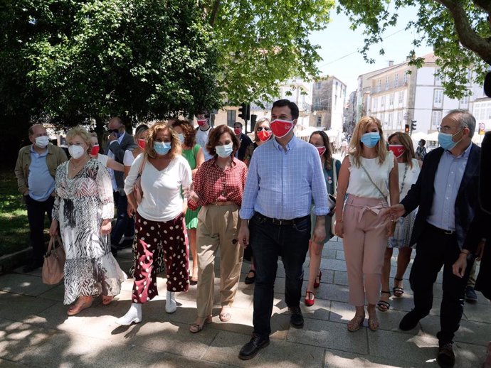 El candidato del PSdeG-PSOE a la Xunta, Gonzalo Caballero (3d); el alcalde de Santiago de Compostela, Xosé Sánchez (1d); y la secretaria de Igualdad del PSOE y vicepresidenta primera del Gobierno, Carmen Calvo (4d), entre otras personalidades, durante u