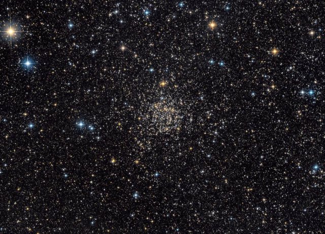 NGC 7789, también conocida como Caroline's Rose. Se trata de un antiguo cúmulo abierto de estrellas de la Vía Láctea, que se encuentra a unos 8.000 años luz de distancia hacia la constelación de Casiopea