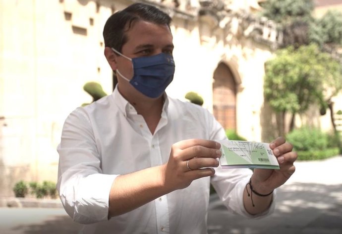 El alcalde muestra las entradas que ha comprado en las taquillas del Gran Teatro para un espectáculo en el Teatro de la Axerquía.