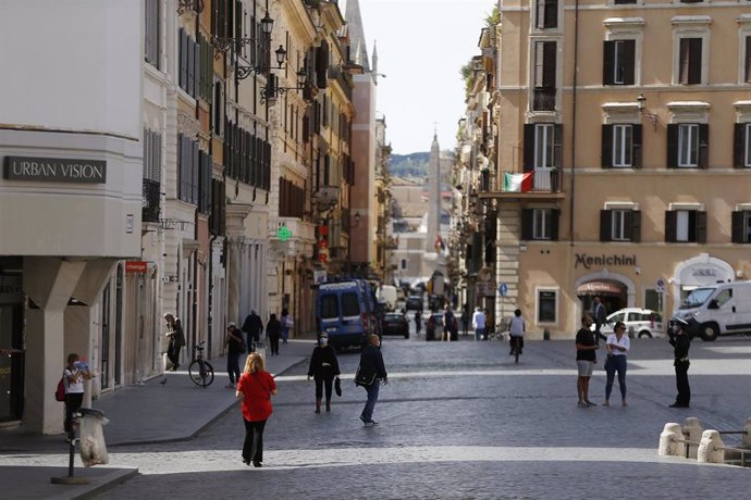Personas caminando por el centro de Roma