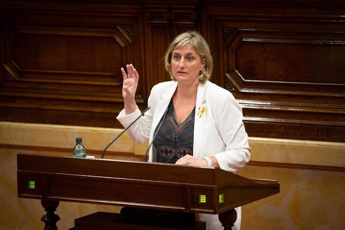 La consellera de Salut de la Generalitat, Alba Vergés, durante su intervención en una sesión plenaria en la que se debate la gestión de las residencias para personas mayores y para personas con discapacidad durante la pandemia del COVID-19, en Barcelona