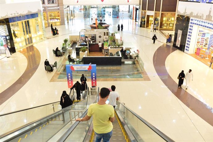 Personas en un centro comercial en Arabia Saudí durante la pandemia de coronavirus
