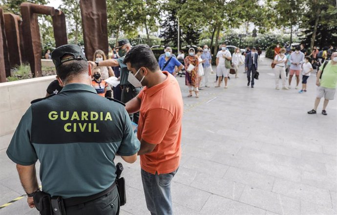 Largas colas de ciudadanos esperan su turno de entrada en los juzgados de la Ciudad de la Justicia de Valencia, colapsada ahora por el parón provocado por la pandemia del coronavirus, en Valencia, Comunidad Valenciana (España), a 3 de julio de 2020.