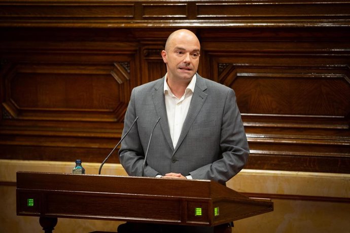 El diputado del PSC-PSOE Raúl Moreno, durante su intervención en una sesión plenaria en la que se debate la gestión de las residencias para personas mayores y para personas con discapacidad durante la pandemia del COVID-19.