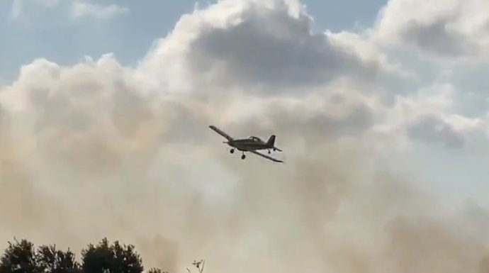 Avión participa en la extinción de un incendio en el Puig