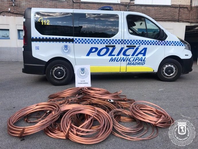 Imagen de los 200 kilos de cable de cobre intervenidos por Policía Municipal de Madrid al detener a dos hombres en el distrito de Fuencarral.