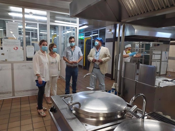 La delegada de la Junta de Andalucía en la provincia, Ana Mestre, visita las obras de la cocina del Hospital Puerta del Mar de Cádiz