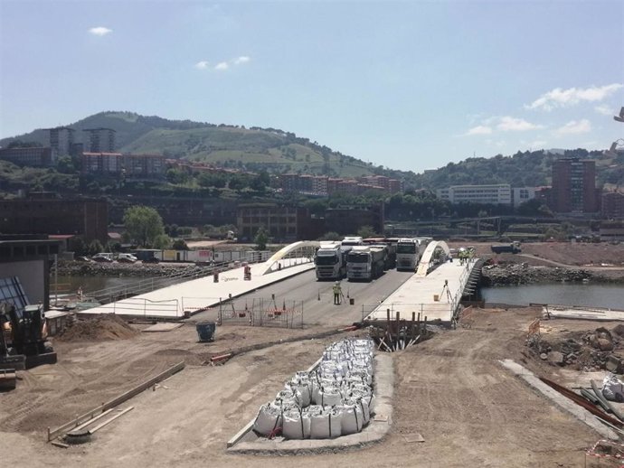 Prueba de carga en el puente de San Ignacio (Bilbao)