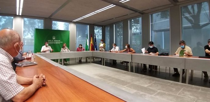Reunión del Ayuntamiento de Fuentes de Andalucía con la Junta