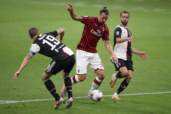 Zlatan Ibrahimovic conduce el balón ante Leonardo Bonucci y Pjanic, de la Juventus