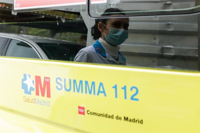 Reflejo de una sanitaria en un cristal de la ambulancia del SUMMA 112.