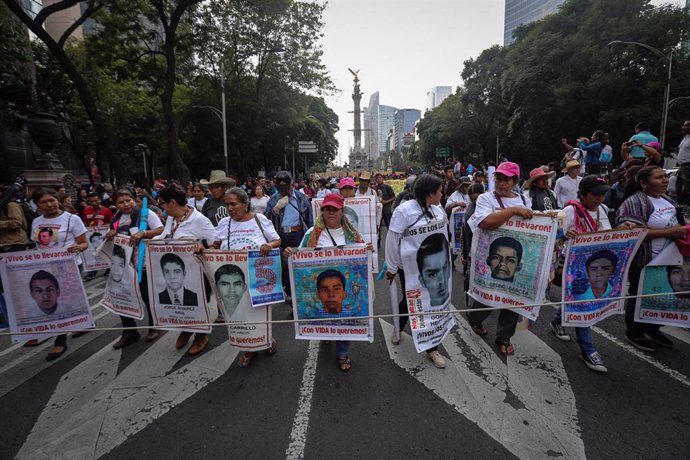 Marcha de protesta para recordar el quinto aniversario de la desaparición forzosa de los 43 estudiantes de la Escuela Normal Rural de Ayotzinapa en septiembre de 2014, en la que podrían estar involucrados agentes y funcionarios del Estados mexicano.