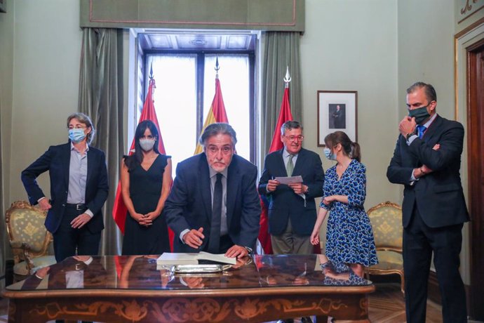 El portavoz socialista en el Ayuntamiento de Madrid, Pepu Hernández, firma los Acuerdos de la Villa.