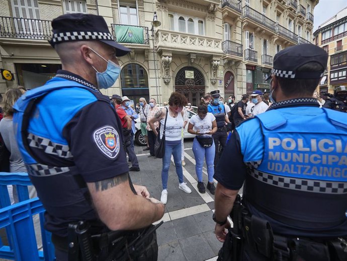 Agentes de la Policía Municipal controlan la afluencia de gente en la plaza Consistorial de Pamplona el 6 de julio.
