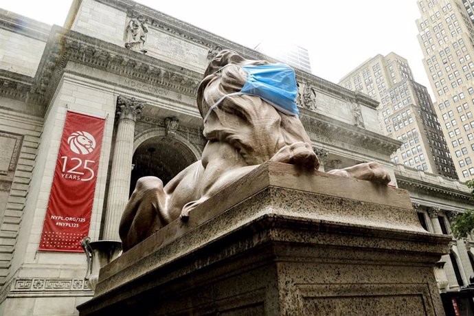 León con mascarilla frente a la Biblioteca Pública de Nueva York