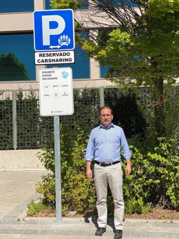 El delegado de Medio Ambiente y Movilidad, Borja Carabante, ha visitado uno de los nuevos aparcamientos en la ciudad reservados para carsharing.