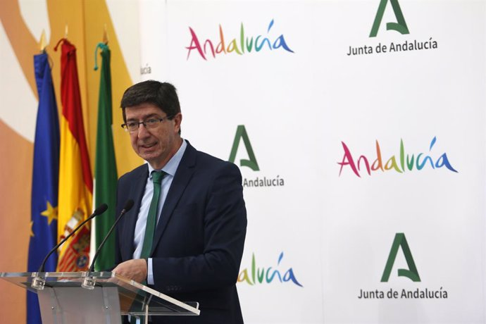 El vicepresidente de la Junta y consejero de Turismo, Regeneración, Justicia y Administración Local, Juan Marín (C), presenta la campaña de promoción de Turismo Andaluz para este verano. Málaga a 5 de junio del 2020