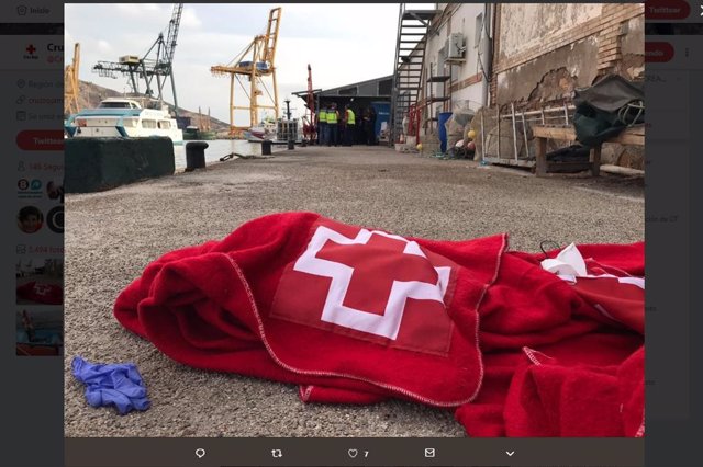 Imagen de una de las intervenciones de Cruz Roja para atender a los inmigrantes llegados en patera a la Región