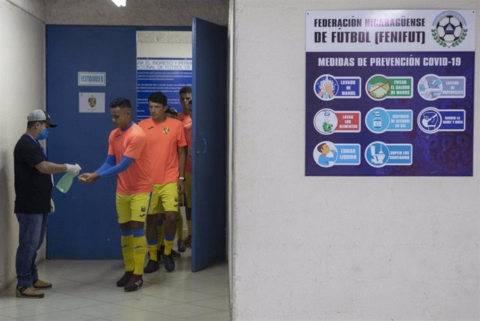 Jugadores se lavan las manos antes de un partido de fútbol en Managua