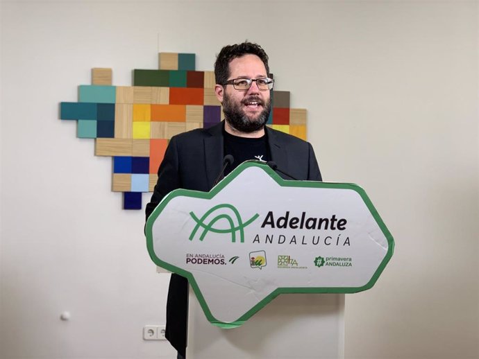 El portavoz adjunto del grupo parlamentario Adelante Andalucía, José Ignacio García, en rueda de prensa, en una foto de archivo.