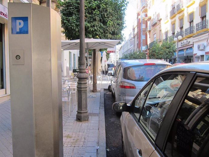 Vehículos aparcados en zona azul en el centro de Córdoba