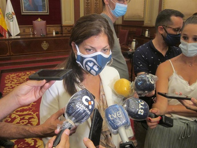 La primera teniente de alcaldesa del Ayuntamiento de Santa Cruz de Tenerife, Matilde Zambudio, atiende a los periodistas tras un Pleno del consistorio
