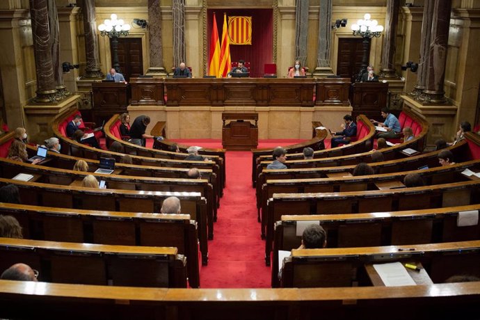 Imagen del Parlament catalán durante la segunda sesión plenaria monográfica sobre la gestión de las residencias para personas mayores y para personas con discapacidad durante la pandemia del COVID-19, en Barcelona, Catalunya (España).