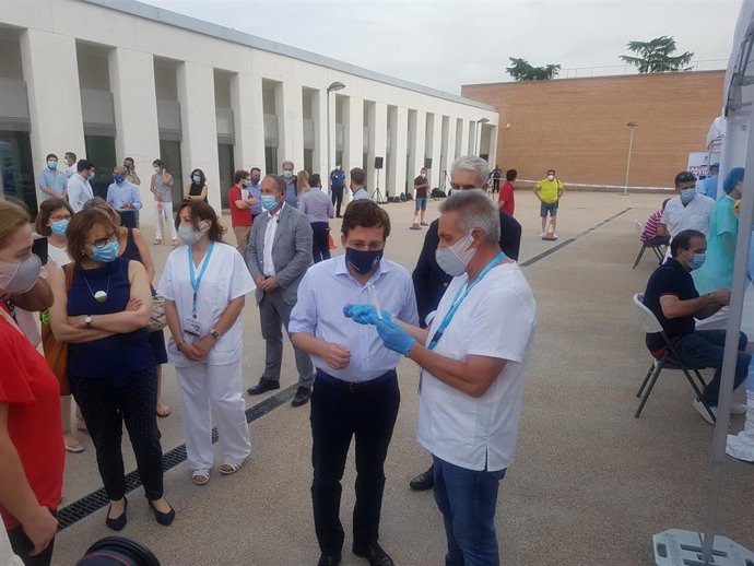 Almeida junto a Inmaculada Sanz visita el dispositivo especial de detención de la Covid-19 en Casa de Campo