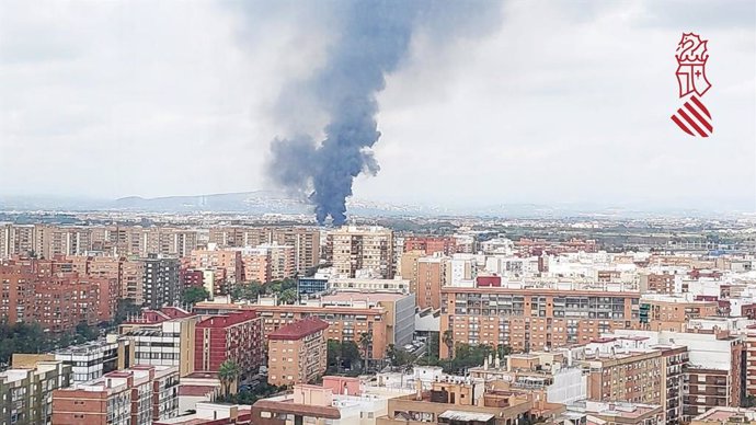 Columna de fum per l'incendi d'una nau industrial a Aldaia (Valncia)