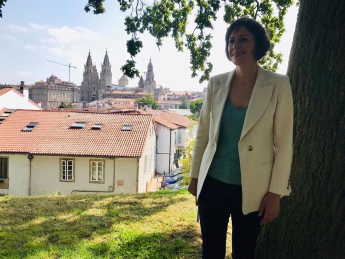 Ana Pontón, candidata del BNG a la Presidencia de la Xunta, presenta las primeras medidas que hará si gobierna y adelanta estructura de gobierno con la Catedral de Santiago de fondo, en la Alameda compostelana