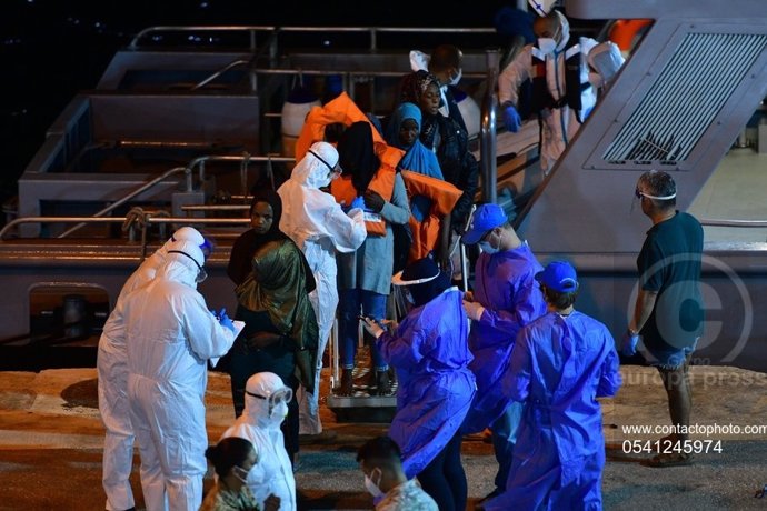 Europa.- Malta recibe a los 51 migrantes atrapados durante días en un carguero p